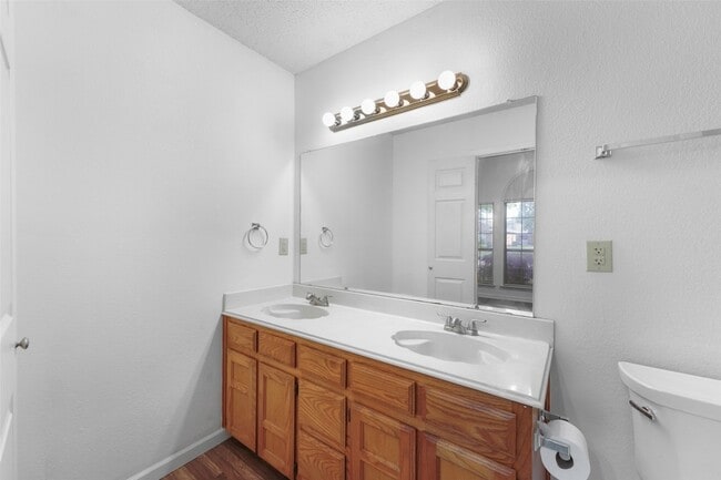 Building Photo - 2600 Waterloo Ln