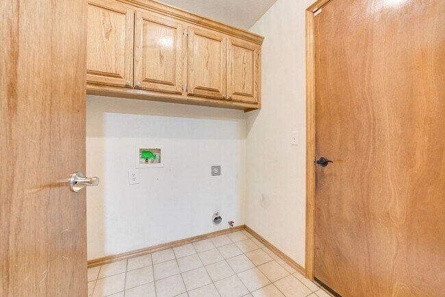 Building Photo - Beautiful 3-Bedroom / 2-Bathroom home in Yukon!