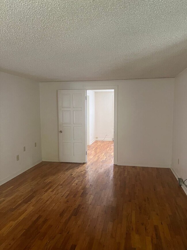 Building Photo - DwyW