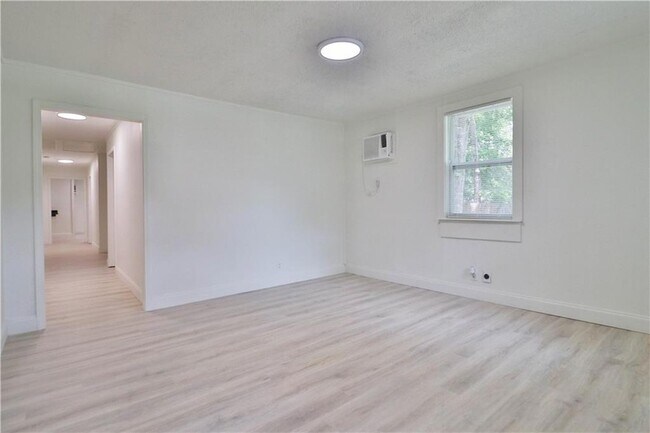 Building Photo - 61325 Holly Dr
