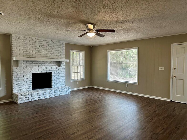 Building Photo - 1009 Rosedale Dr