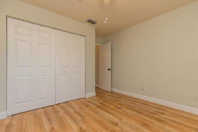 Building Photo - 901 Mariana Pl