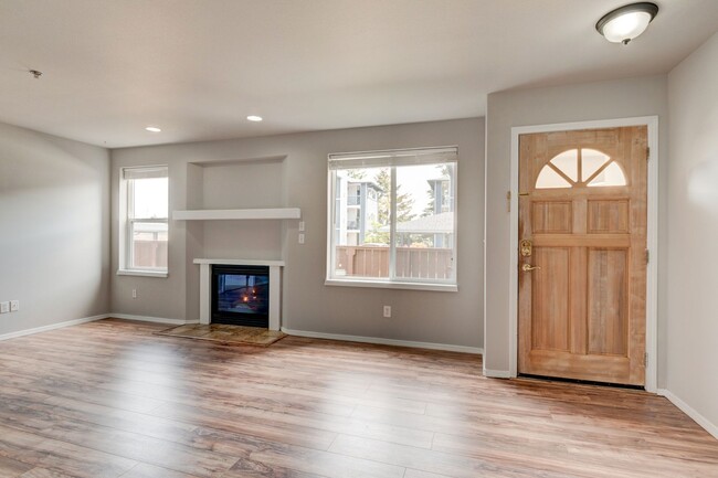 Building Photo - 2 Bed + Den/Office 2 Bath Ground level Condo