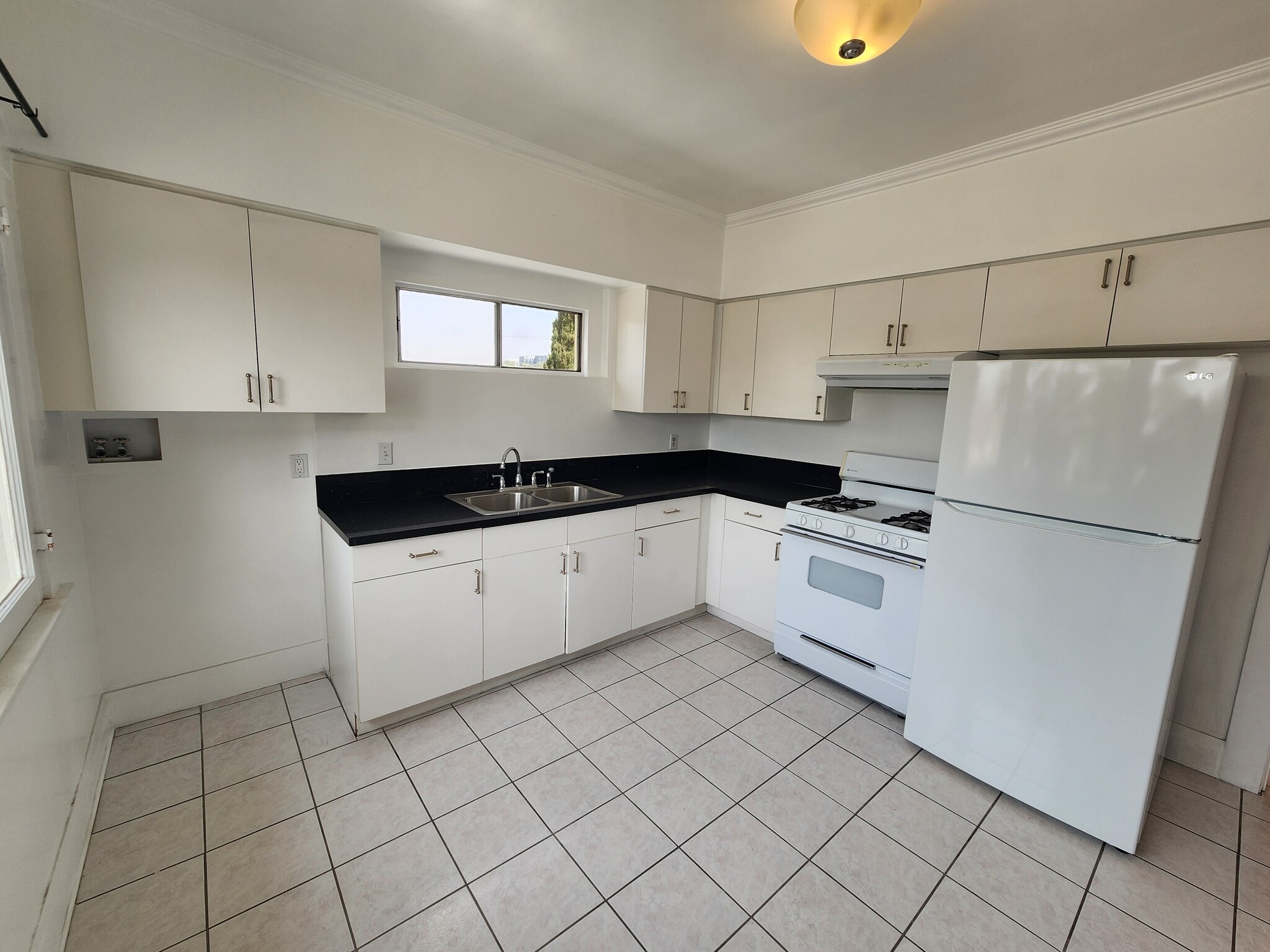 Building Photo - 820 N Edgemont St