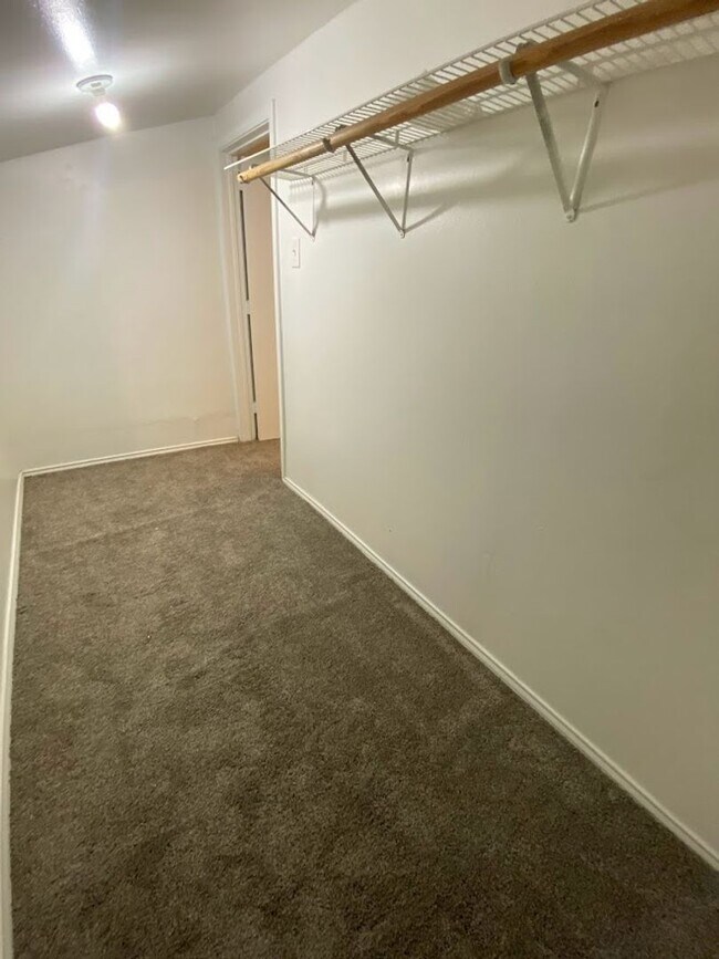 Building Photo - WATERFORD WEST CAMPUS - 4 BEDROOM - $2800