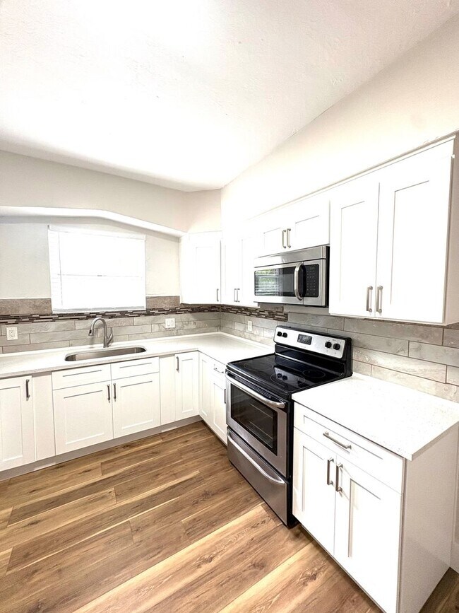 Building Photo - 3 BED/2 BATH Historic Home Available NOW!
