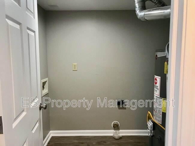 Building Photo - 5390 Lakeside Manor Dr