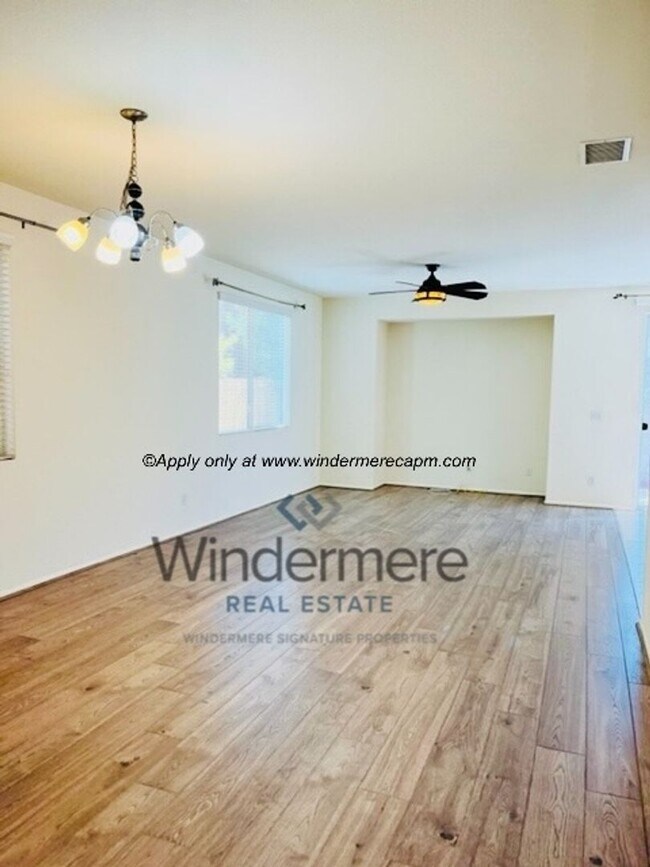 Building Photo - Spacious 3-bedroom with Updated Finishes and Prime Location!