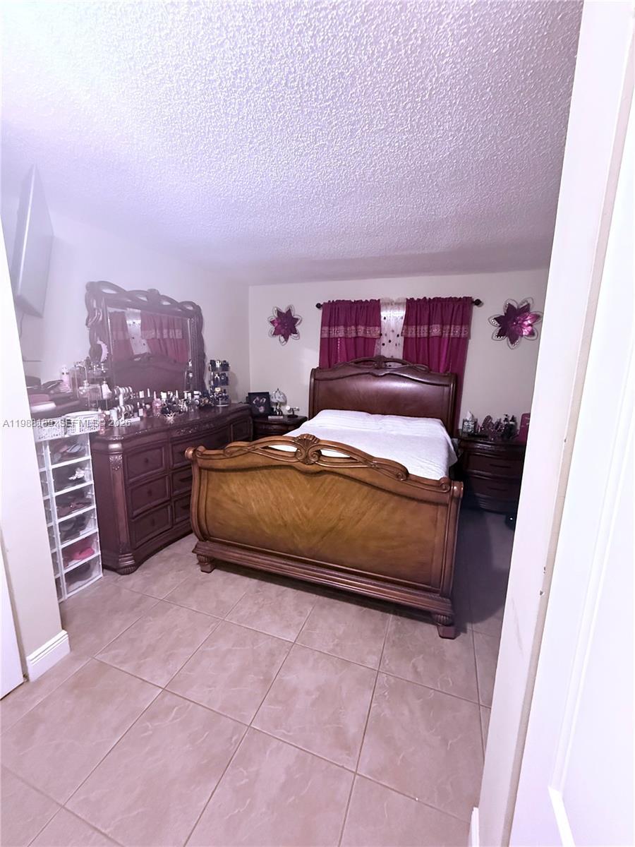 Building Photo - 550 SW 115th Ave