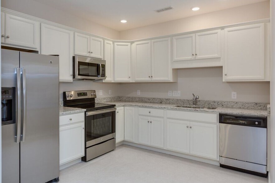 Building Photo - 70 Fordway Ext