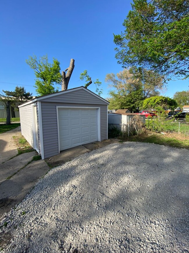 Building Photo - Updated 1 Bedroom Home with Garage
