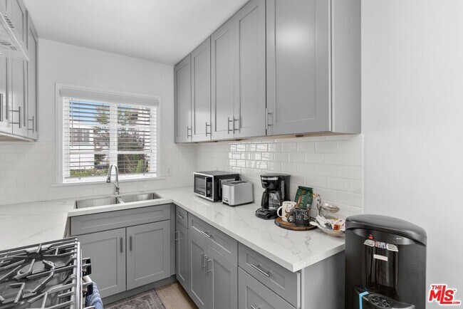 Building Photo - 727 Crenshaw Blvd