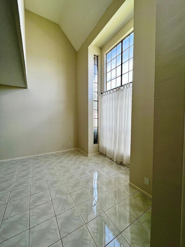 Building Photo - TWO BEDROOM TOWNHOME WITH VAULTED CEILING AND GRAND FRONT WINDOWS