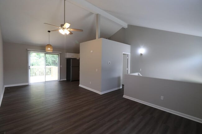 Building Photo - 402 Lakeview Dr