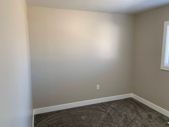 Building Photo - Updated 4 Bed Home with Large Yard