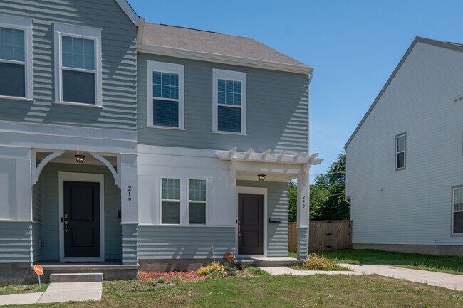 Building Photo - 223 Hoskins Ave Dr