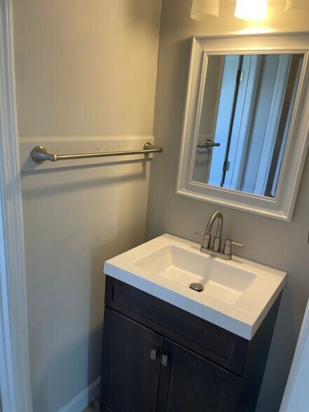 Building Photo - 208 Strawbridge Ln