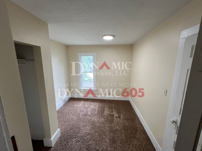 Building Photo - Upper 2BR/1BA - All Utilities Paid by Land...