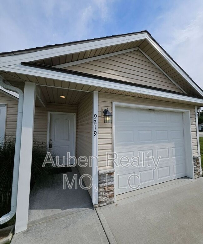 Building Photo - 9219 N Gower Ave