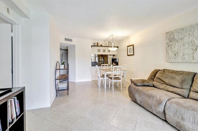 Building Photo - 9949 Twin Lakes Dr