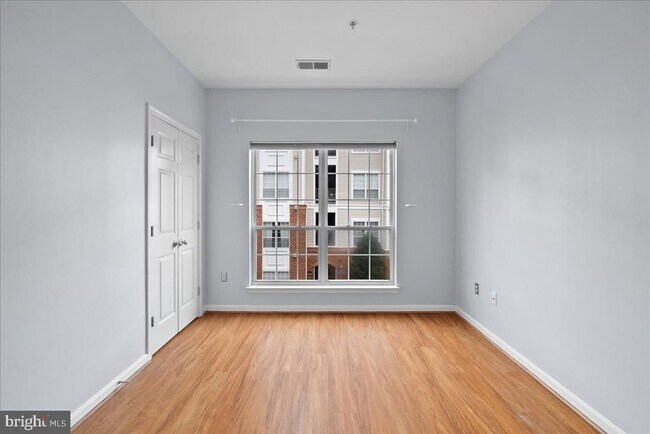 Building Photo - 4852 Eisenhower Ave