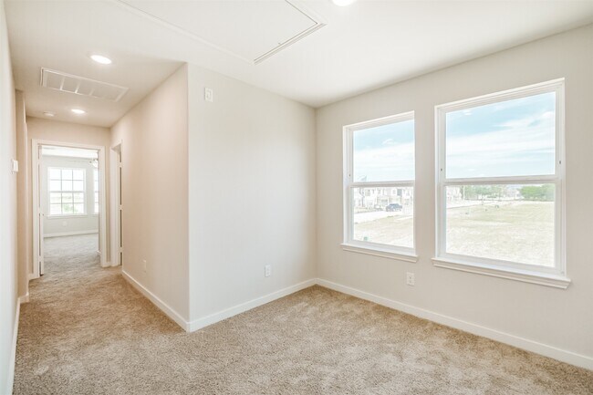 Building Photo - 703 Majestic Eagle Ct
