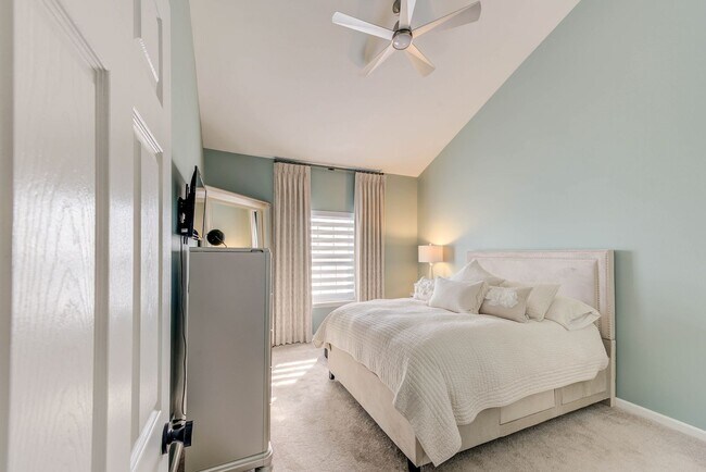 Building Photo - Tastefully updated 2-bedroom, 2-bath condo