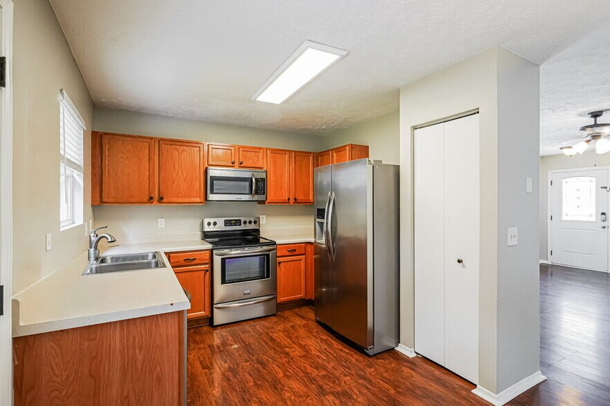 Building Photo - 2735 Sutherland Dr