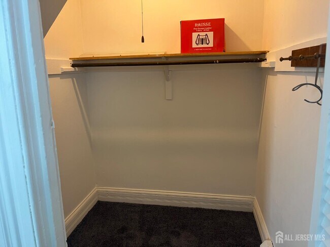 Building Photo - 110 Oak Tree Ave