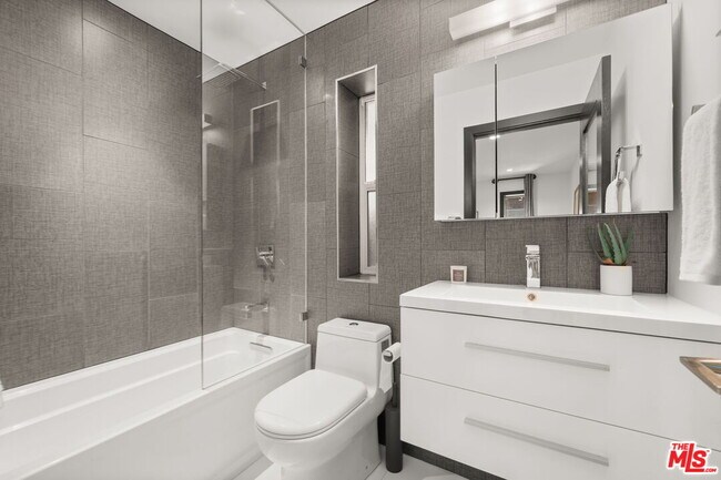 Building Photo - 28207 Laura La Plante Dr