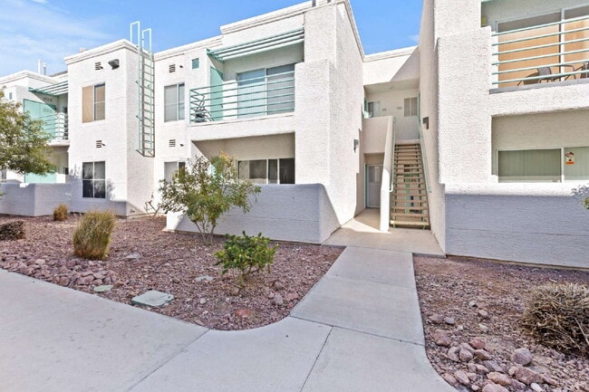 Building Photo - 7100 W Pirates Cove Rd