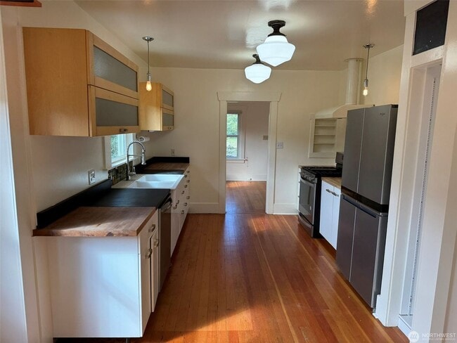Building Photo - 3Bd/1.75Ba Seattle House