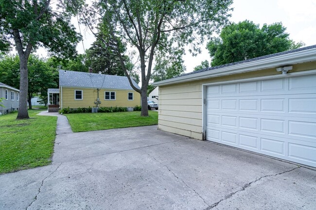 Building Photo - 1610 9th Ave N