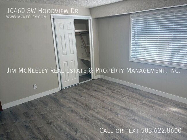 Building Photo - 10460 SW Hoodview Dr