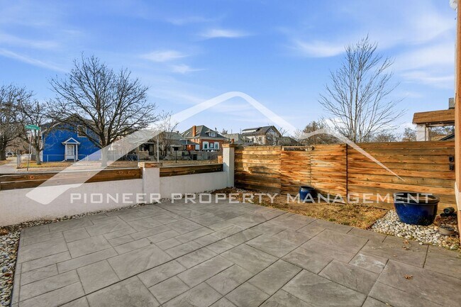 Building Photo - Charming Home with Washer/Dryer and Fenced Yard