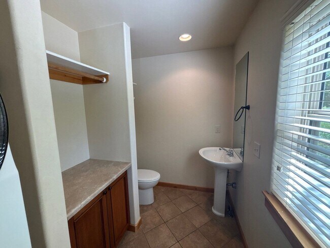 Building Photo - 2379 Abbey Ct