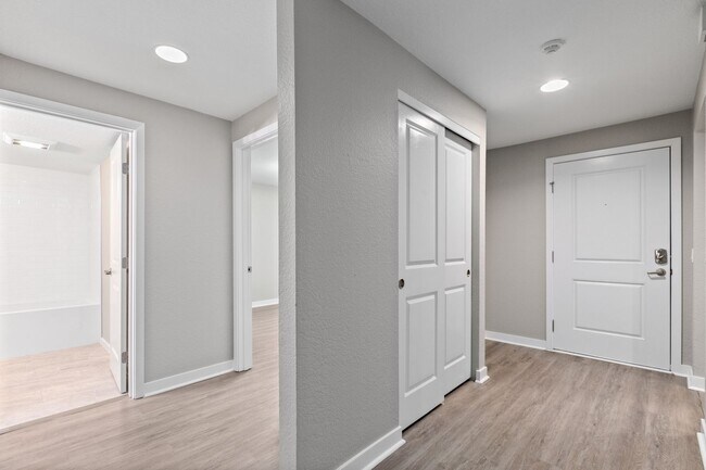 Building Photo - Bright Beacon Hill Condo in Secure Gated C...