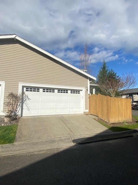 Building Photo - 736 Glenmore Loop