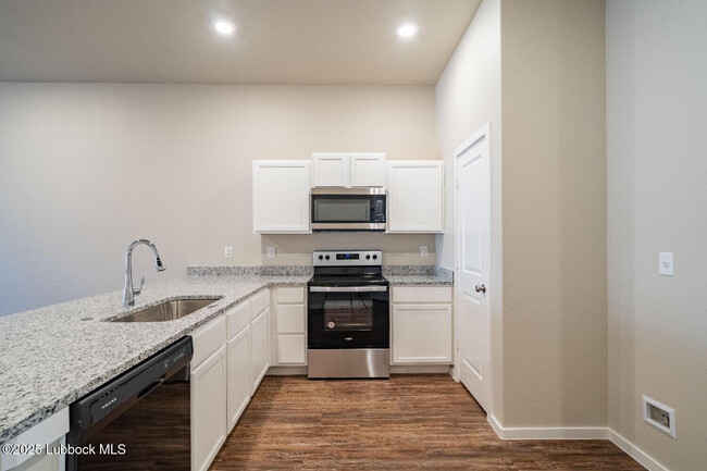 Building Photo - 2115 N Jayton Ave