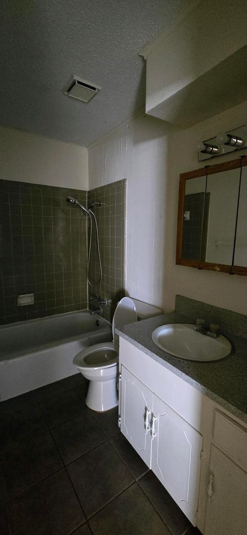 Building Photo - Available- Charming 2-Bedroom Home in Longview