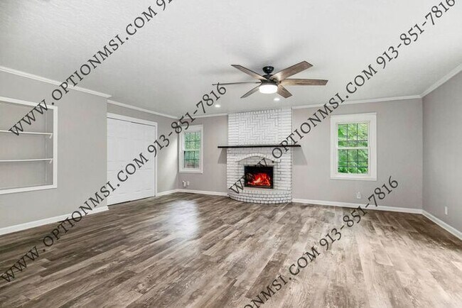 Building Photo - Available NOW in Raytown