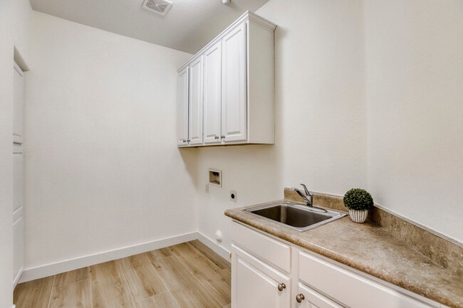 Building Photo - 800 W Howe St