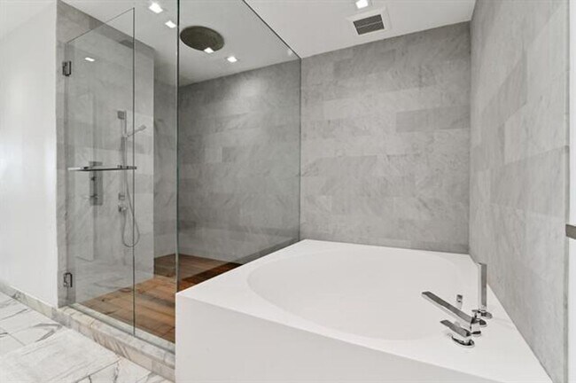 Building Photo - 10203 Collins Ave