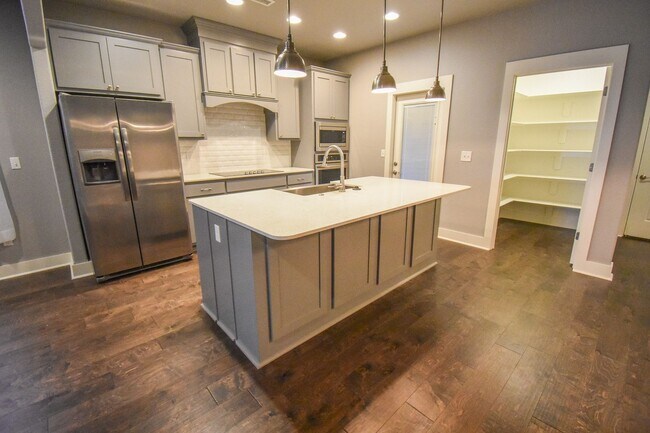 Building Photo - Stunning 3 Bedroom, 2.5 Bathroom Home in F...