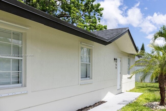 Building Photo - 355 SW 17th Ave