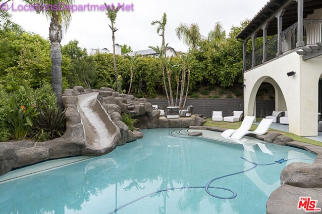 Building Photo - 5861 Ridgebrook Dr