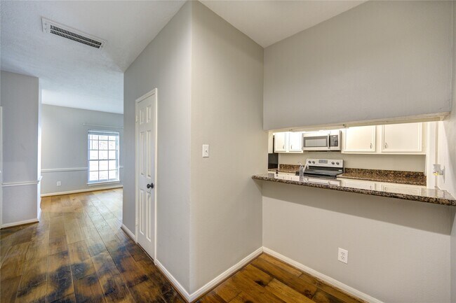 Building Photo - 940 Wycliffe Dr