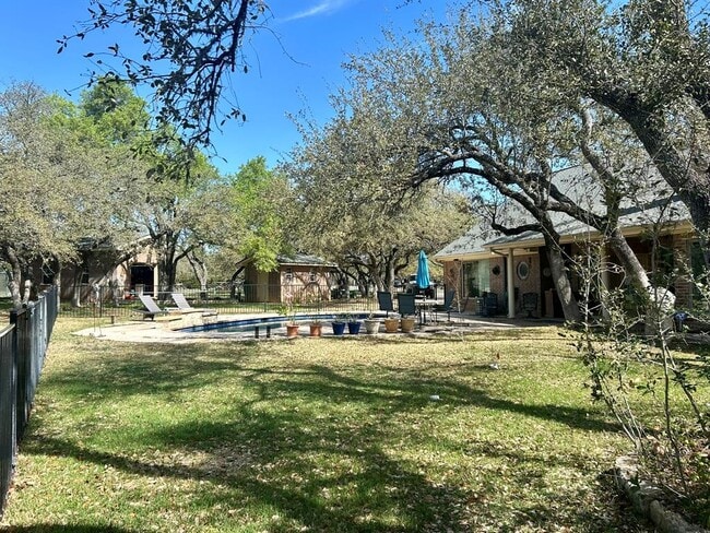 Building Photo - 121 Post Oak Ln