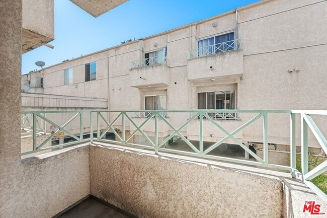 Building Photo - 610 Venice Way