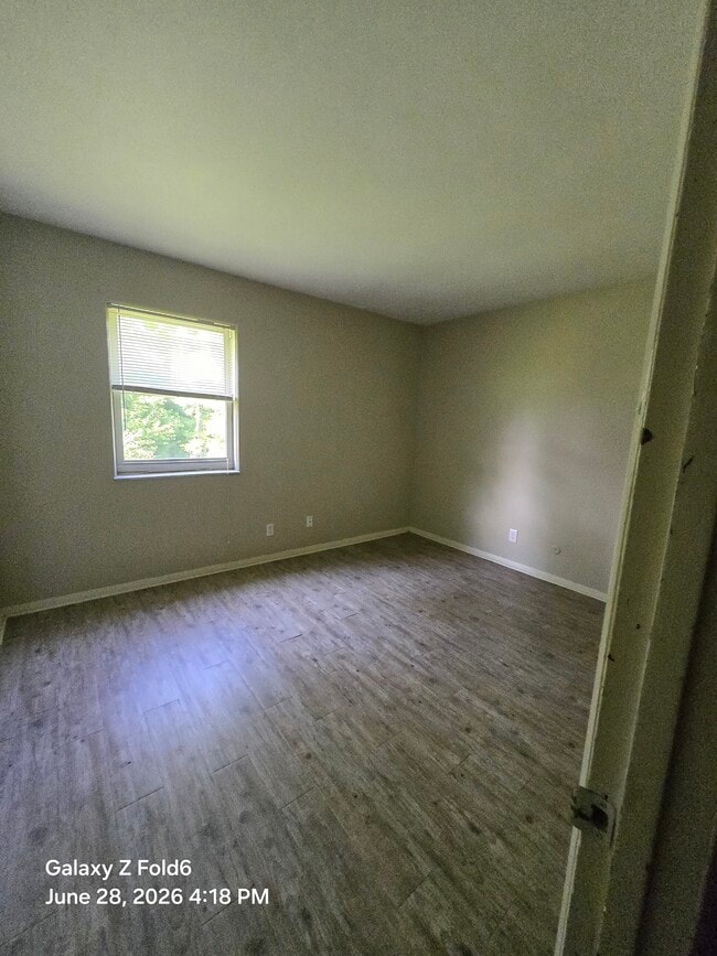 Building Photo - 706 Village Ln